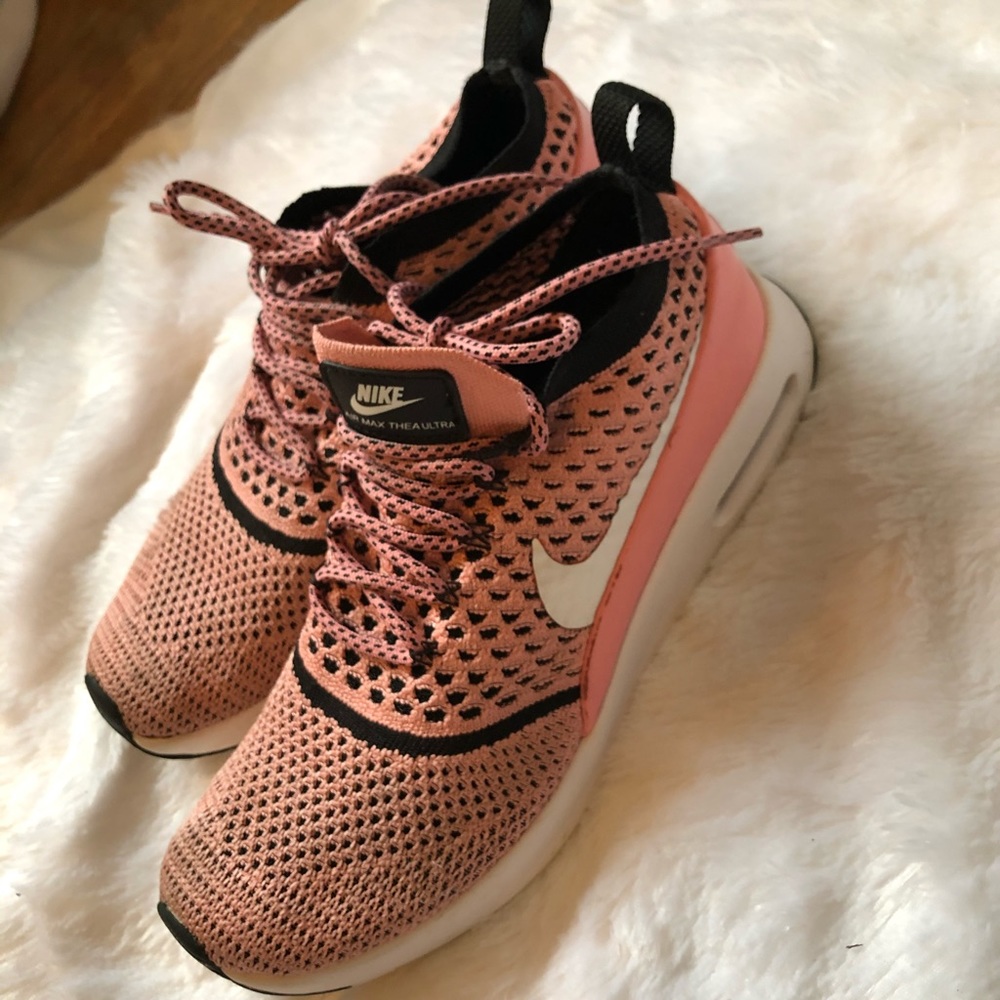 Nike Max Thea